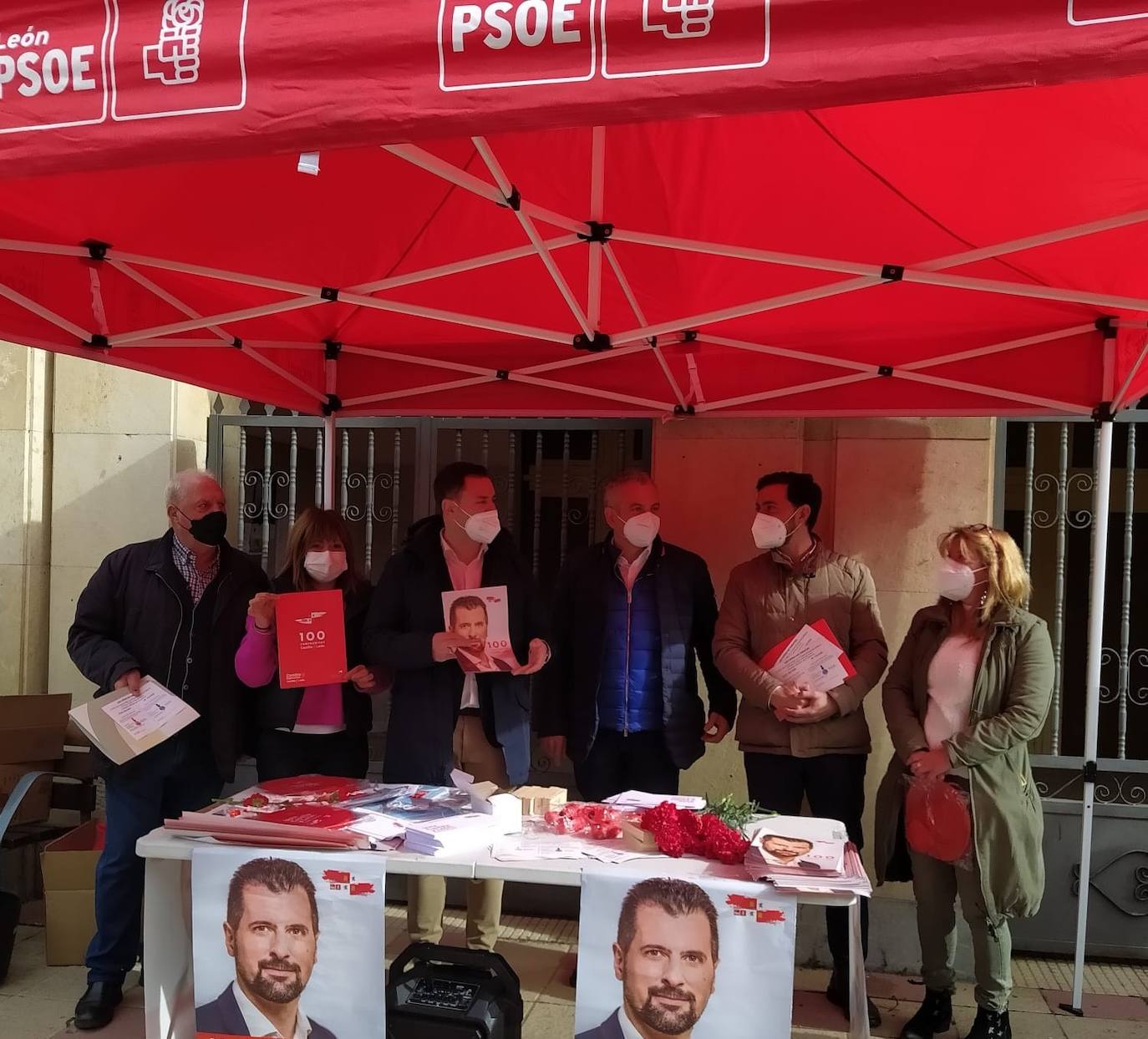 Ana Arias, Javier Alfonso Cendón y Nicanor Sen participan en un acto de campaña en el municipio leonés.