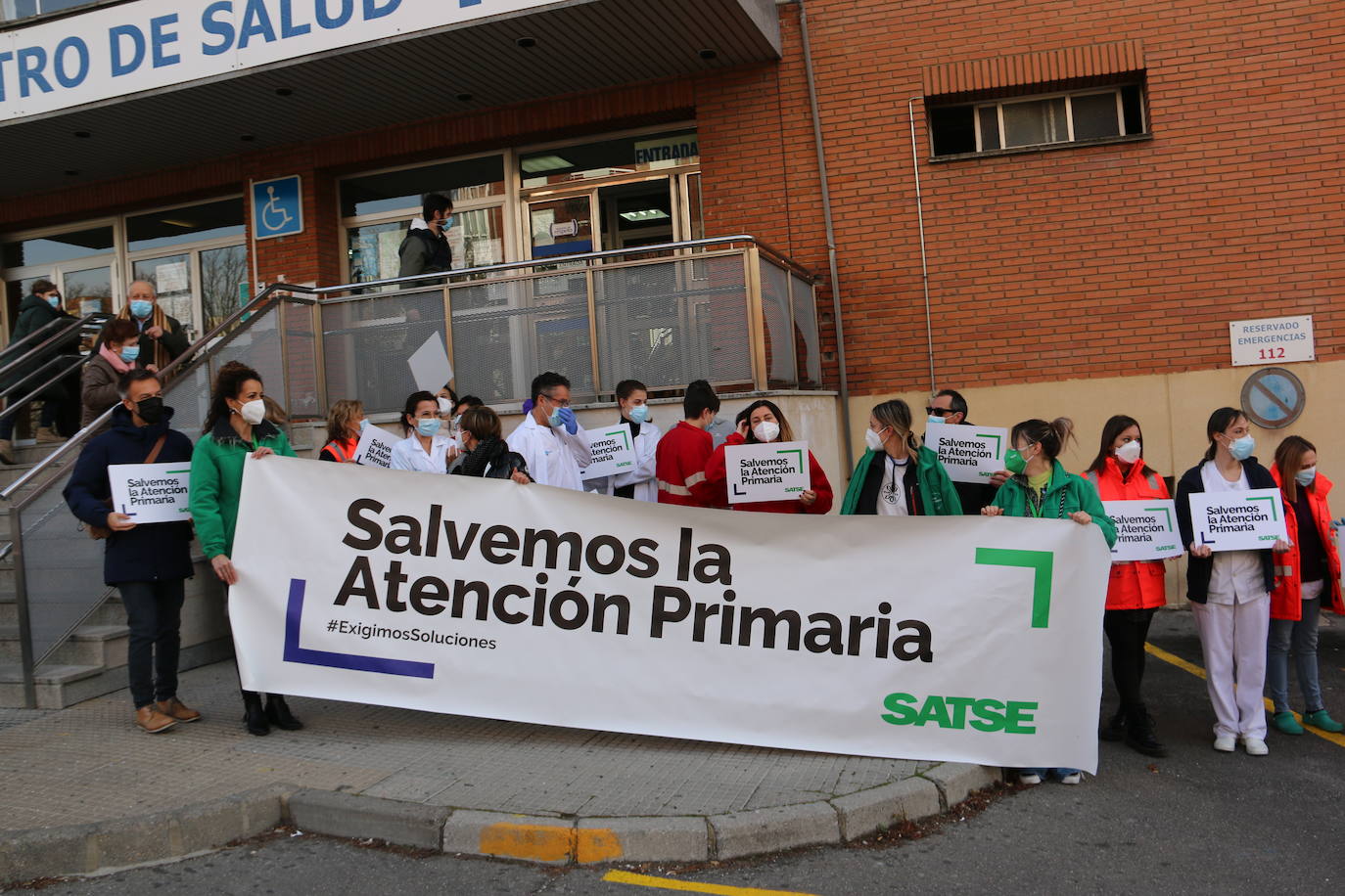 El sindicato Satse lidera esta concentración que reclama el mismo número de médicos que de enfermeros en todos los centros de la provincia.