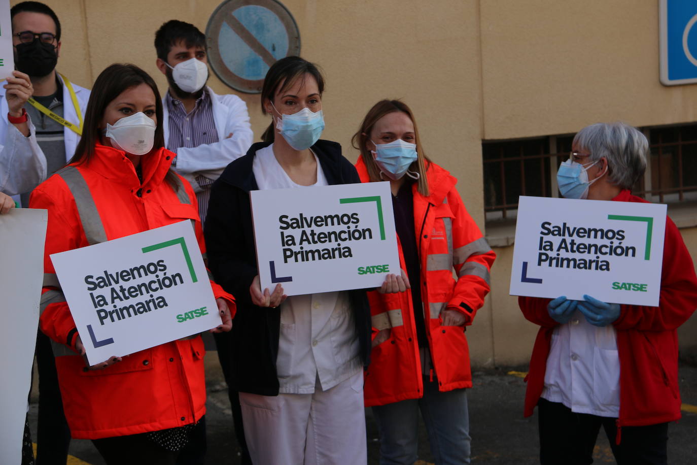 El sindicato Satse lidera esta concentración que reclama el mismo número de médicos que de enfermeros en todos los centros de la provincia.