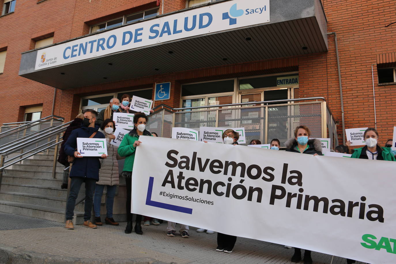 El sindicato Satse lidera esta concentración que reclama el mismo número de médicos que de enfermeros en todos los centros de la provincia.