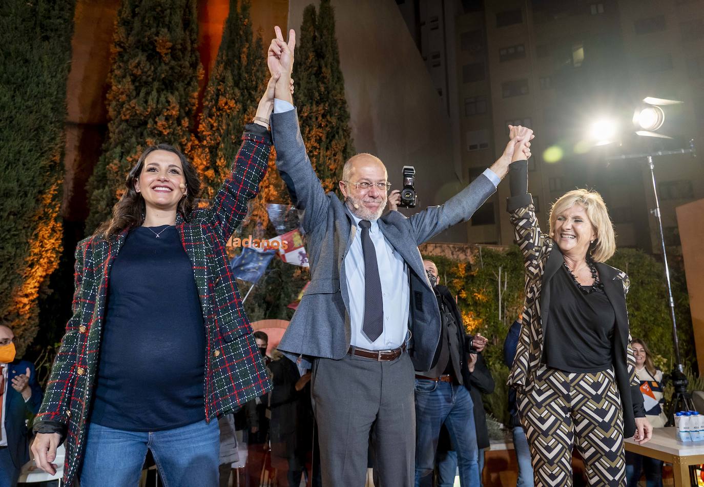 El candidato a la presidencia de la Junta de Castilla y León por Ciudadanos, Francisco Igea, y la presidenta de Ciudadanos, Inés Arrimadas, junto a Verónica Casado, en el acto de cierre de Campaña.