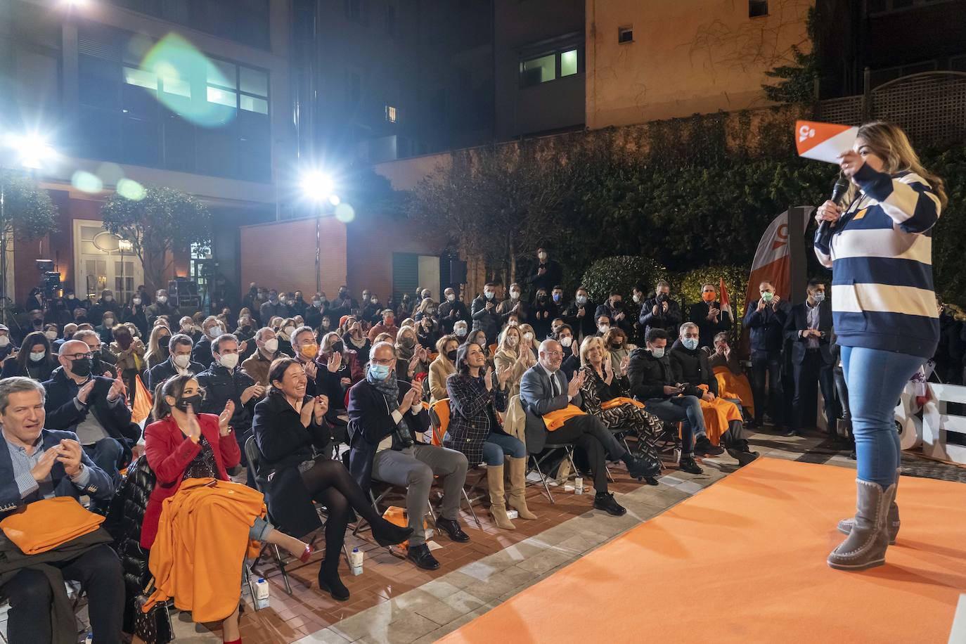 El candidato a la presidencia de la Junta de Castilla y León por Ciudadanos, Francisco Igea, y la presidenta de Ciudadanos, Inés Arrimadas, junto a Verónica Casado, en el acto de cierre de Campaña.