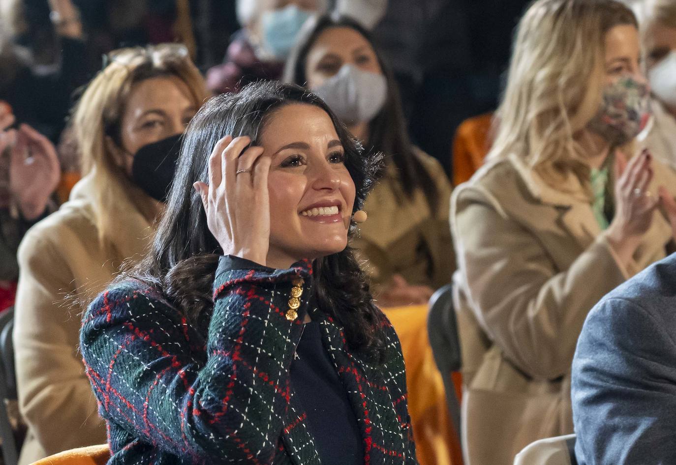 El candidato a la presidencia de la Junta de Castilla y León por Ciudadanos, Francisco Igea, y la presidenta de Ciudadanos, Inés Arrimadas, junto a Verónica Casado, en el acto de cierre de Campaña.