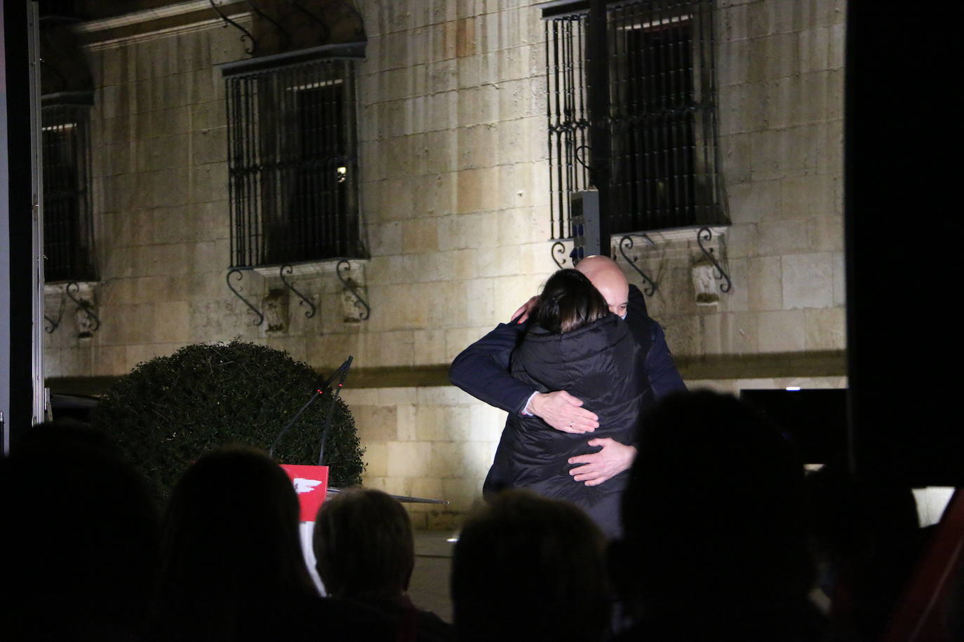 Nuria Rubio despide la campaña hacia el 13 de febrero frente a Botines arropada por Cendón, Bardón y Diez y pide el voto para acabar con «los 35 años de retroceso, corrupción y pérdida de oportunidades».