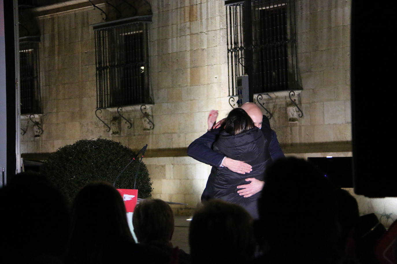 Nuria Rubio despide la campaña hacia el 13 de febrero frente a Botines arropada por Cendón, Bardón y Diez y pide el voto para acabar con «los 35 años de retroceso, corrupción y pérdida de oportunidades».