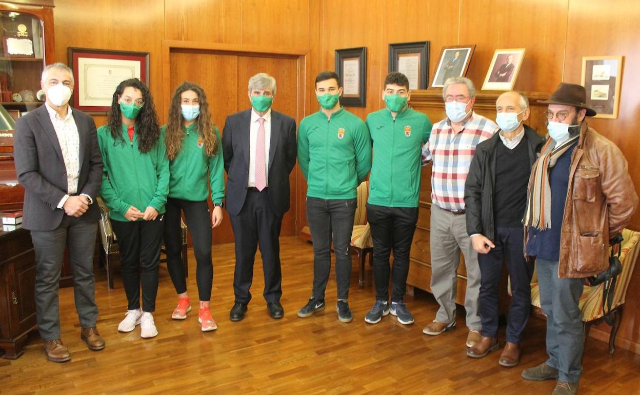 Recepción del rector a los estudiantes de la ULE participantes en el campeonato de lucha de Francia.