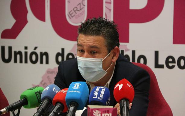 Galería. Luis Mariano Santos, candidato de UPL a las Cortes, durante la rueda de prensa.