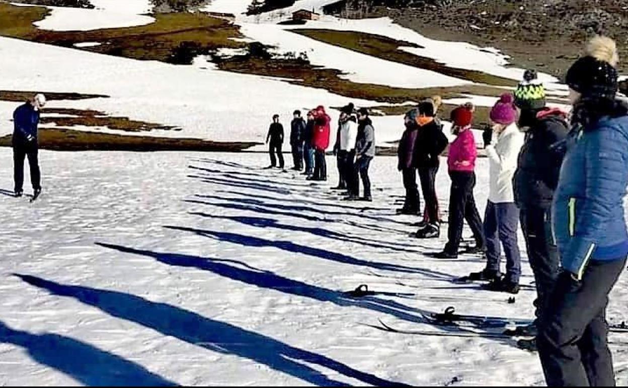 La nieve se convierte de nuevo en protagonista para los participantes en las escuelas deportivas de Benavides. 