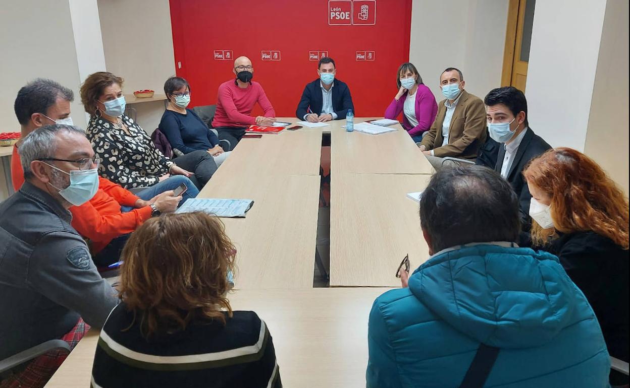 Reunión entre miembros de la candidatura del PSOE por León y personal de la Universidad de León.