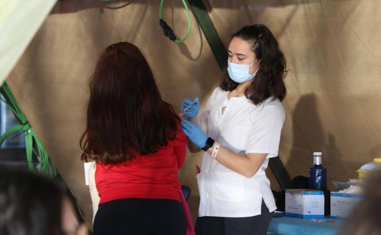 Proceso de vacunación en el Palacio de Exposiciones de León.