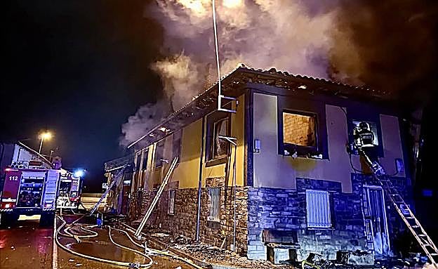 Los bomberos de León lograron que la parte baja del inmueble no quedara muy afectada. 