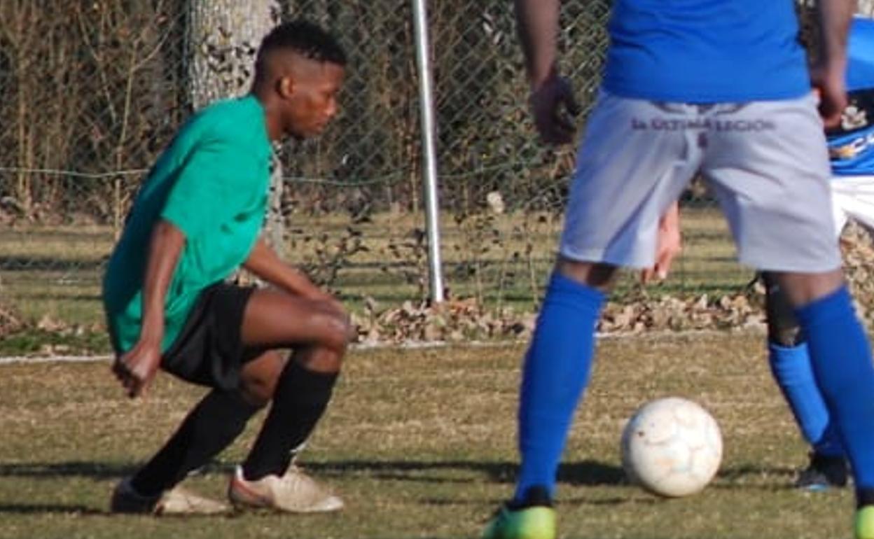 Aarón, jugador del Onzonilla, durante un partido disputado esta temporada.