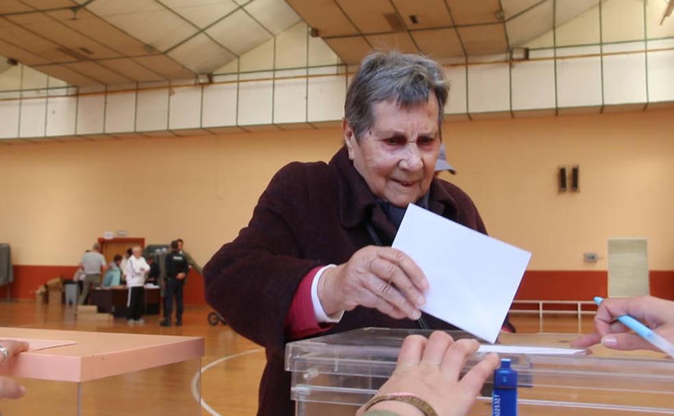 Una mujer se dispone a votar en unas pasadas elecciones celebradas en la provincia de León.