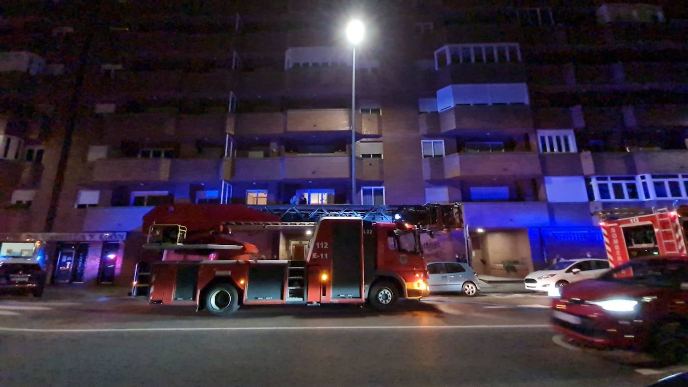 El fuego en una vivienda en el Paseo de Salamanca obligaba a intervenir a los bomberos de León. 