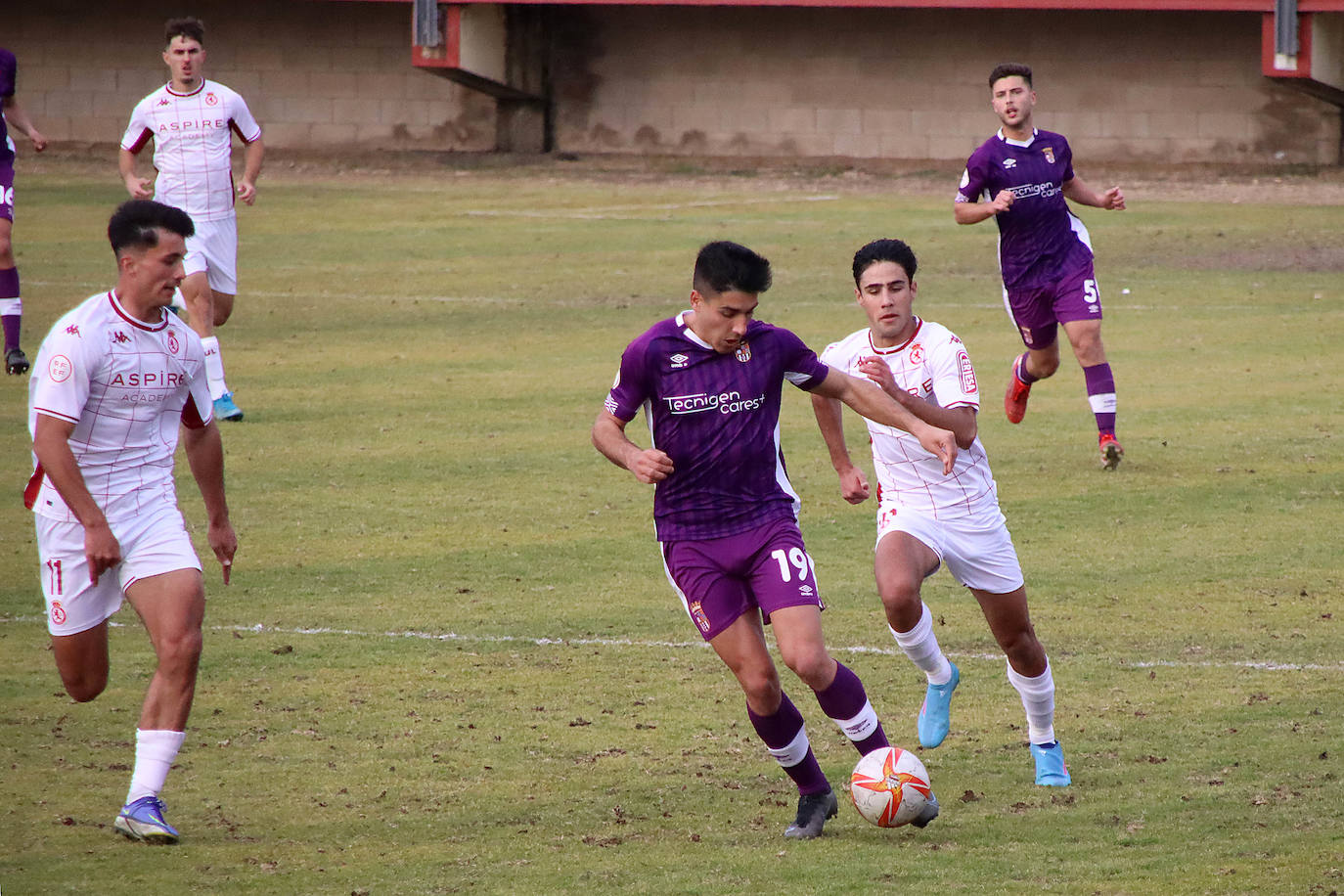 El objetivo del ascenso directo se complica para los de Isra Martínez tras sumar un empate ante el Palencia.