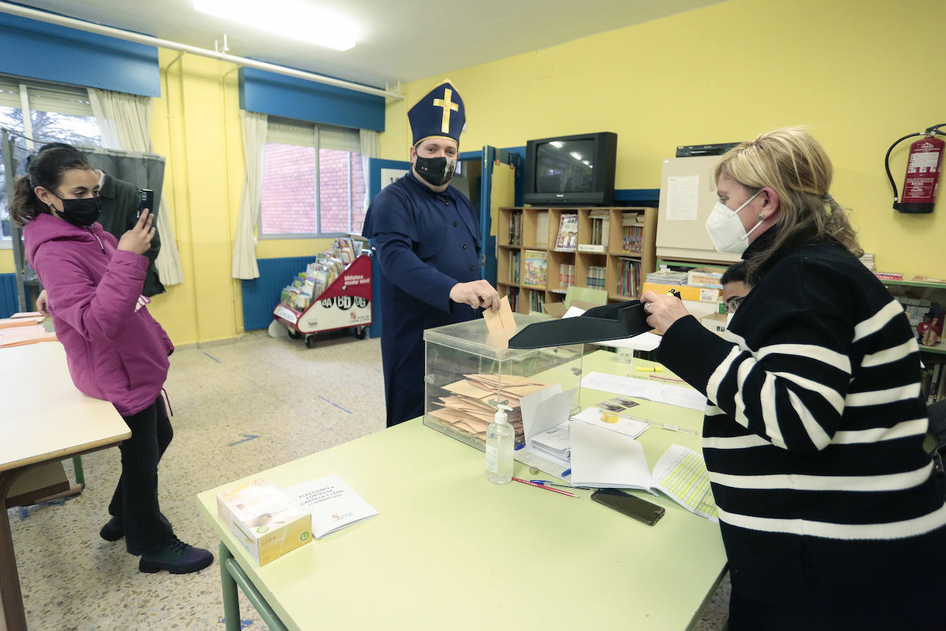 El hostelero Juan López, vota disfrazado de obispo en el Colegio Público La Palomera de León