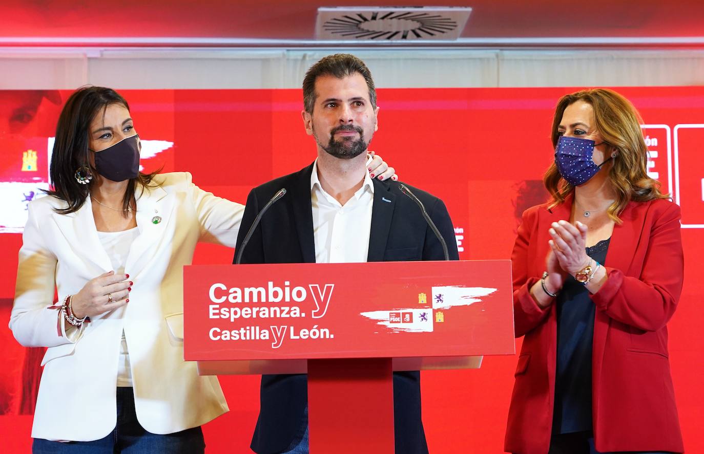 El candidato socialista a la Presidencia de la Junta junto a Virginia Barcones y Ana Sánchez tras conocer el resultado electoral.