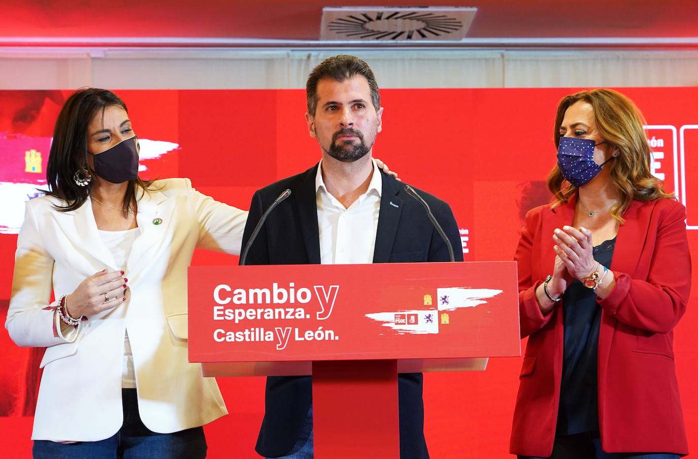 El candidato socialista a la Presidencia de la Junta junto a Virginia Barcones y Ana Sánchez tras conocer el resultado electoral.