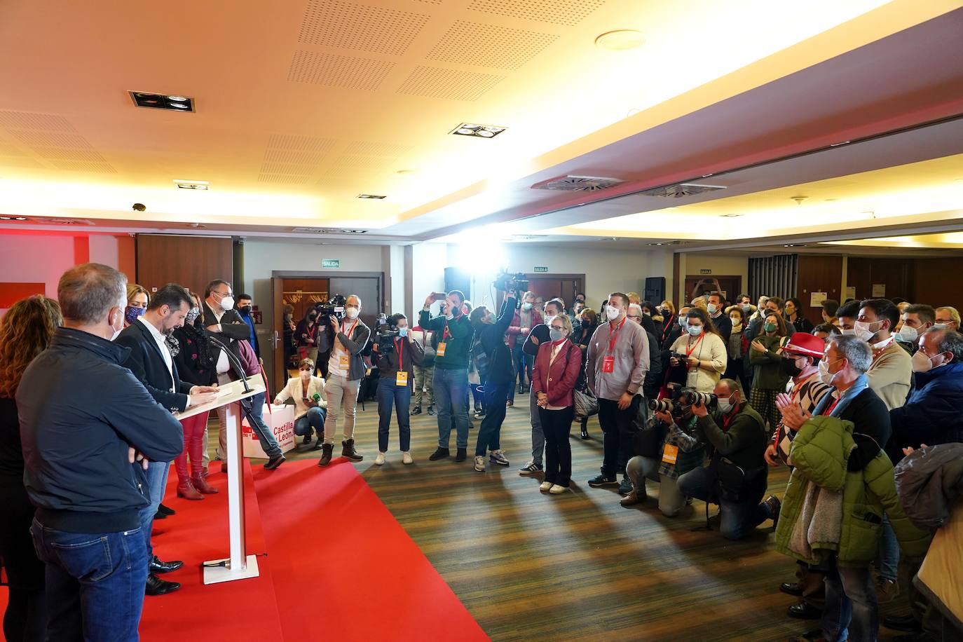 El candidato socialista a la Presidencia de la Junta junto a Virginia Barcones y Ana Sánchez tras conocer el resultado electoral.