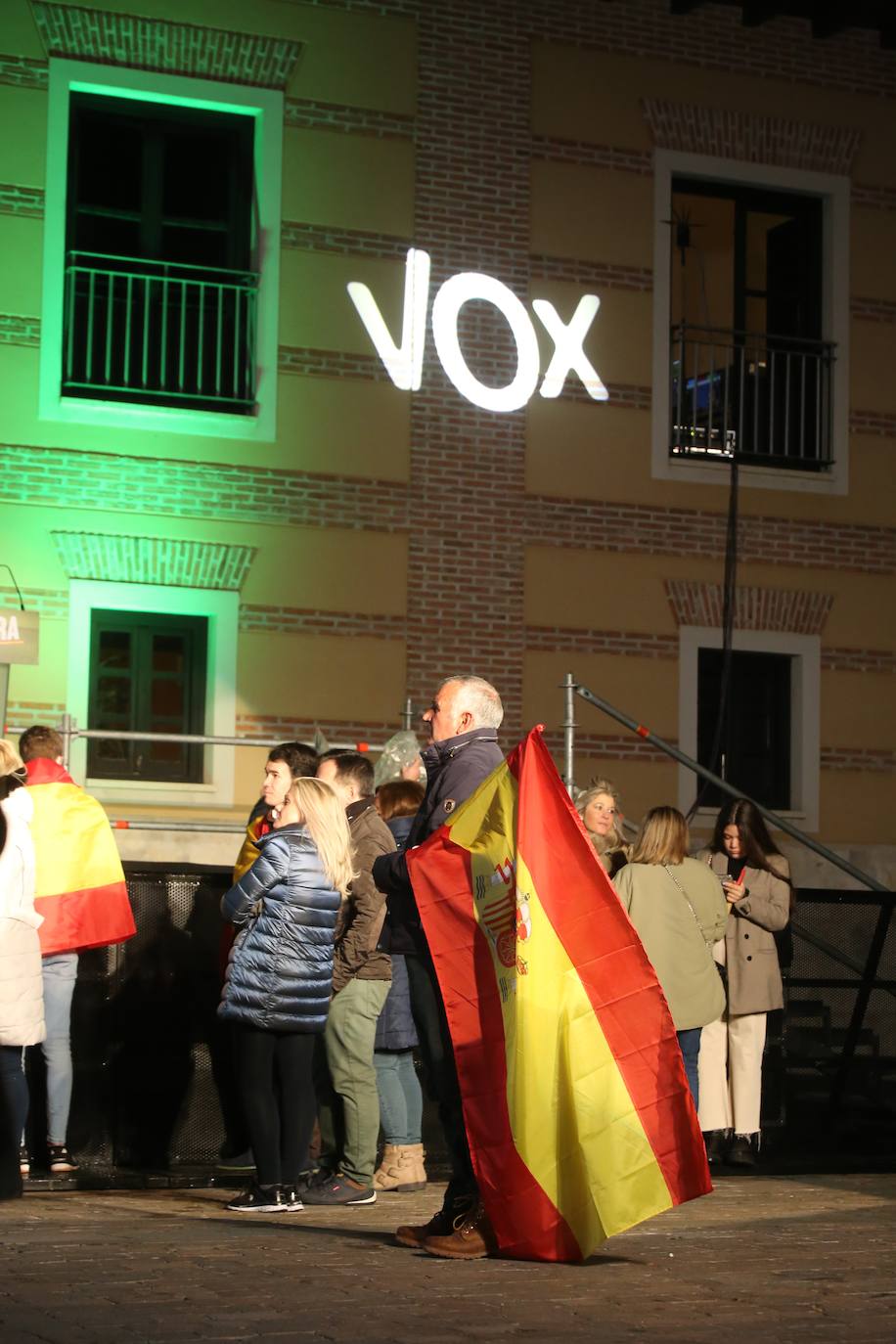 El cabeza de lista de Vox a las Cortes de Castilla y León por Valladolid, Juan García Gallardo, y el presidente de Vox, Santiago Abascal, ya conocerse el resultado de las elecciones a las Cortes de Castilla y León. 