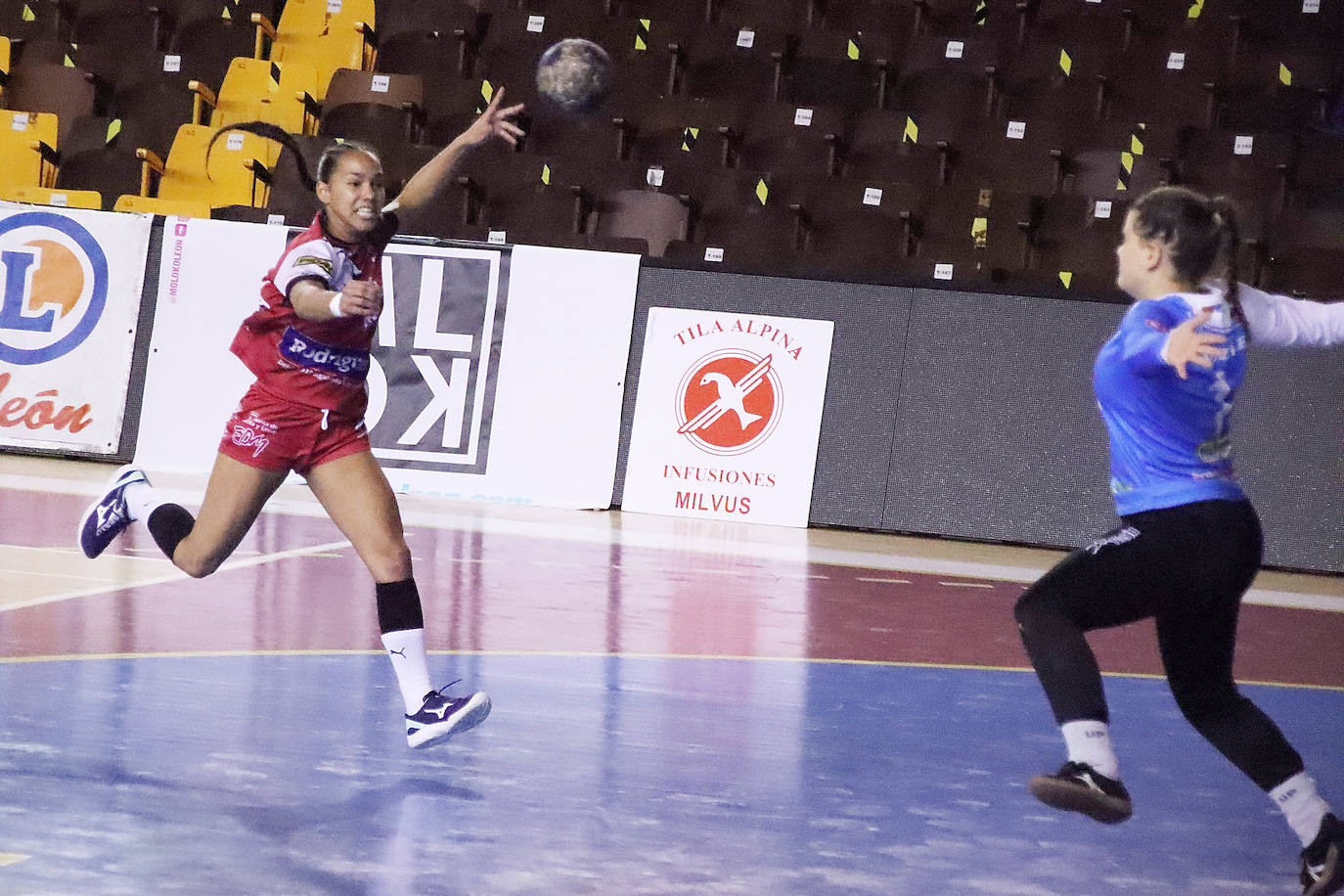 Las leonesas se imponen al Gijón y recuperan confianza en el Palacio de los Deportes.