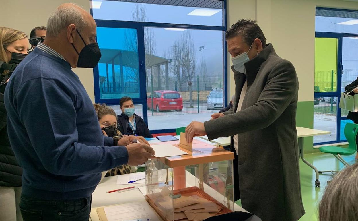 Luis Mariano Santos ejece su derecho al voto en la guardería de Cistierna.