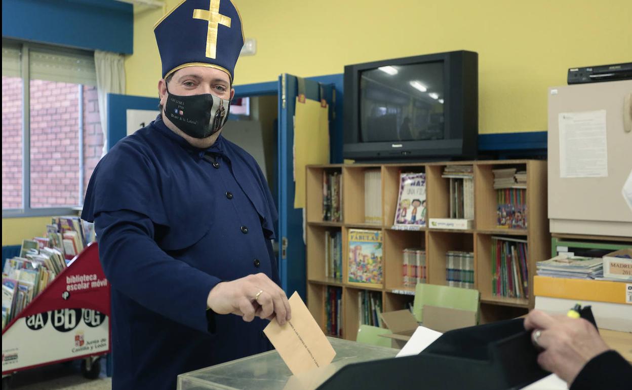 El hostelero Juan López, vota disfrazado de obispo en el Colegio Público La Palomera de León