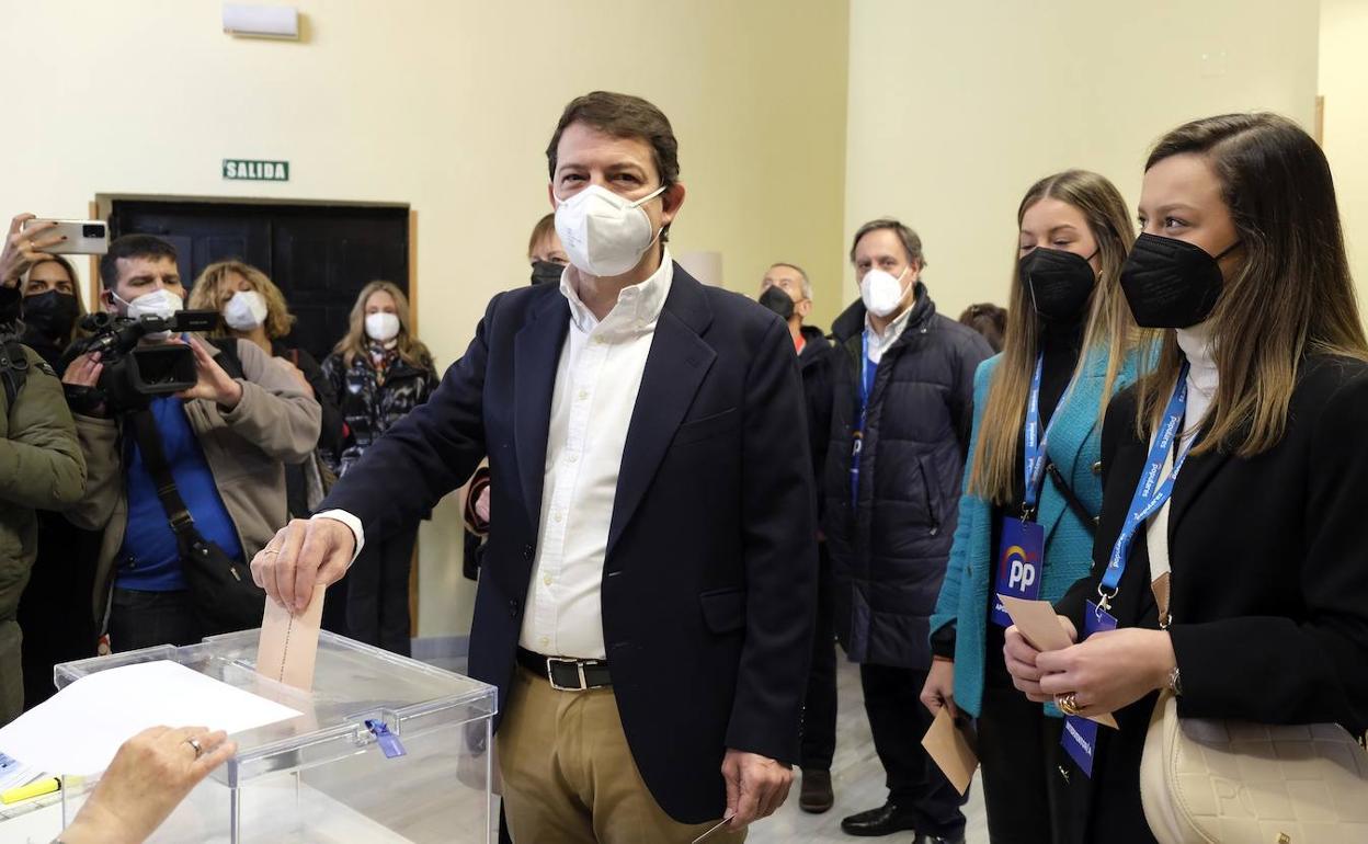 Alfonso Fernández Mañueco, candidato a la Junta del Partido Popular, ejerce su derecho a voto en Salamanca.