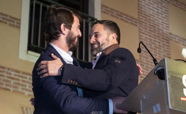 El candidato de Vox, Juan García-Gallardo se abraza a Santiago Abascal tras conocer los resultados.