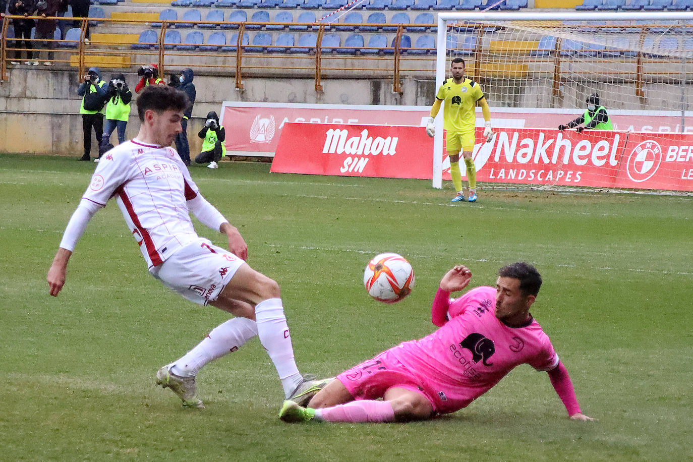 El conjunto leonés pierde ante los salmantinos con un solitario gol de Jesús de Miguel.