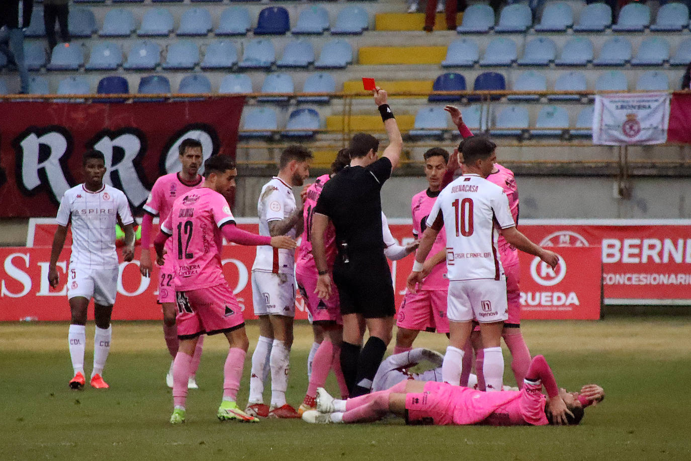 El conjunto leonés pierde ante los salmantinos con un solitario gol de Jesús de Miguel.