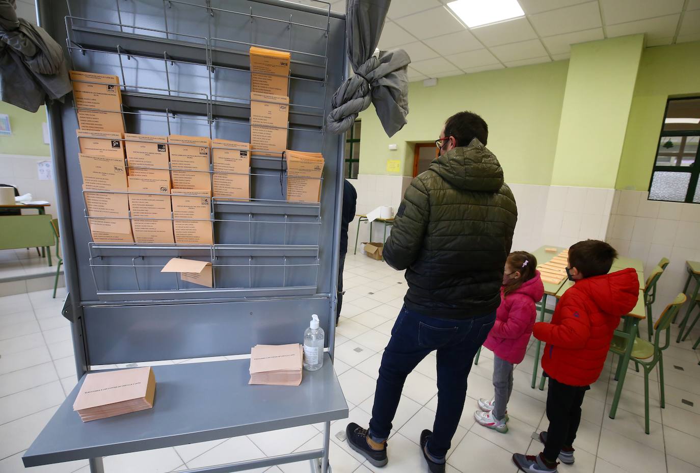 Miles de leoneses y ponferradinos ejercen su derecho a voto.