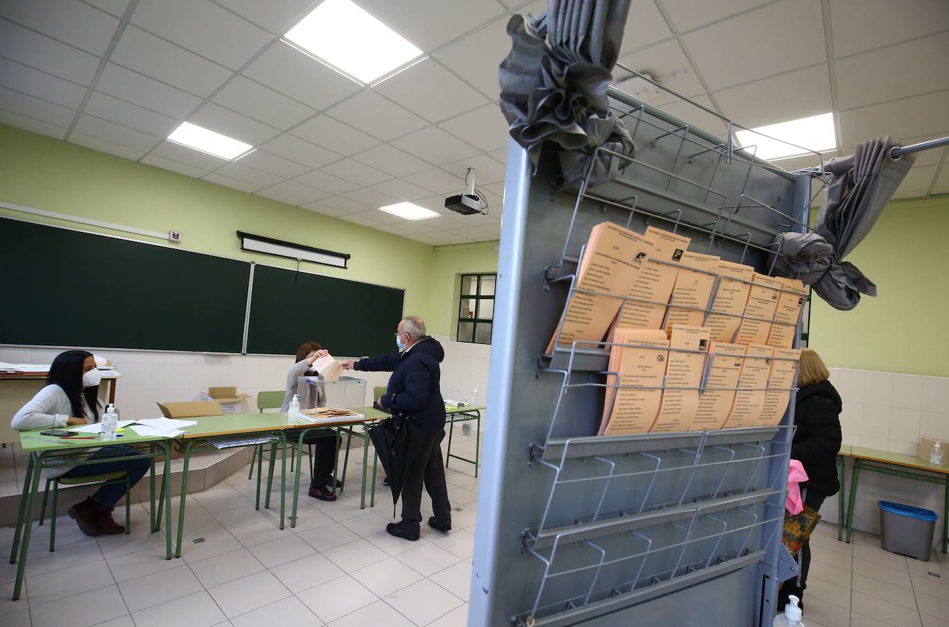 Miles de leoneses y ponferradinos ejercen su derecho a voto.