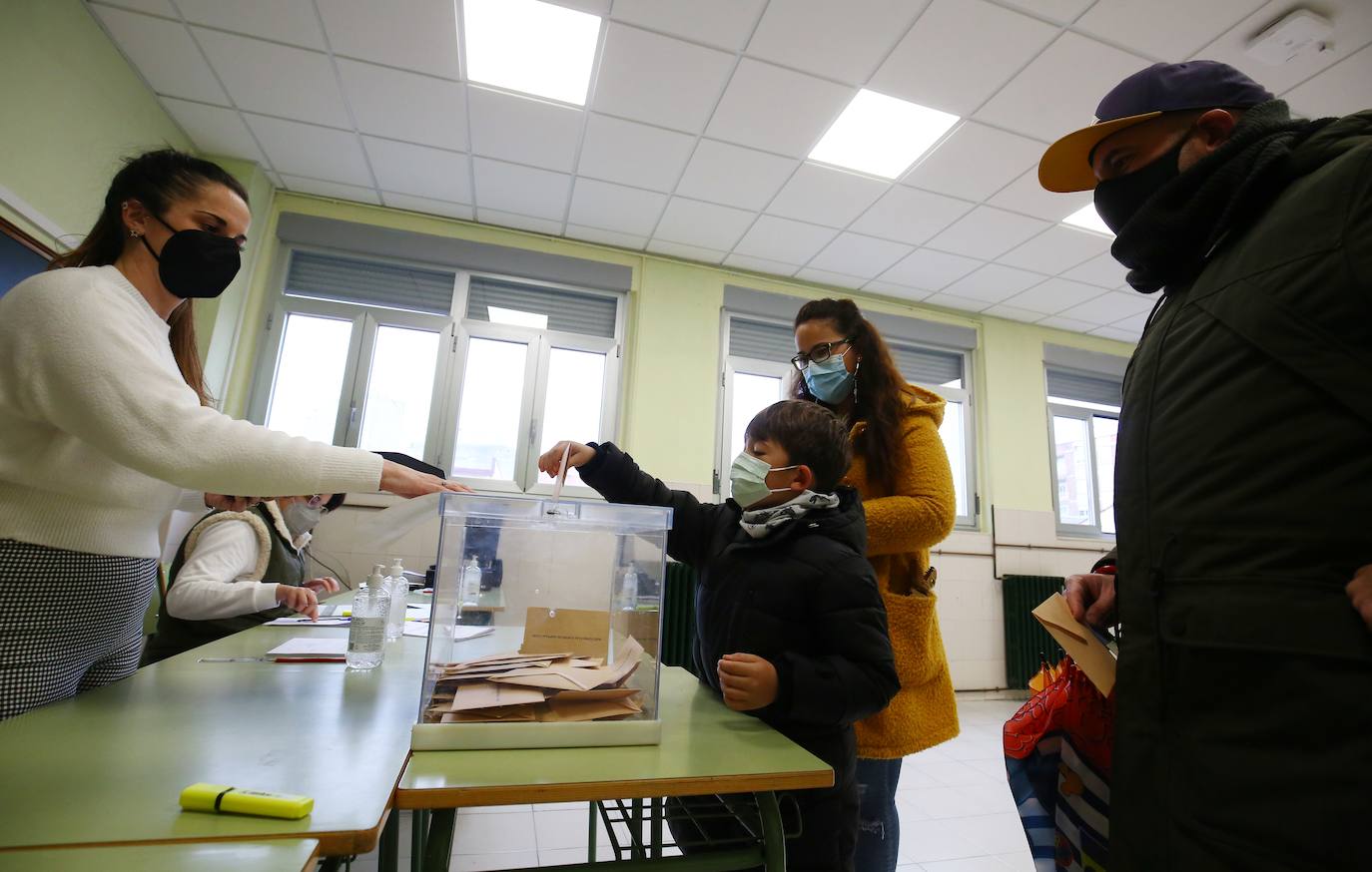 Miles de leoneses y ponferradinos ejercen su derecho a voto.