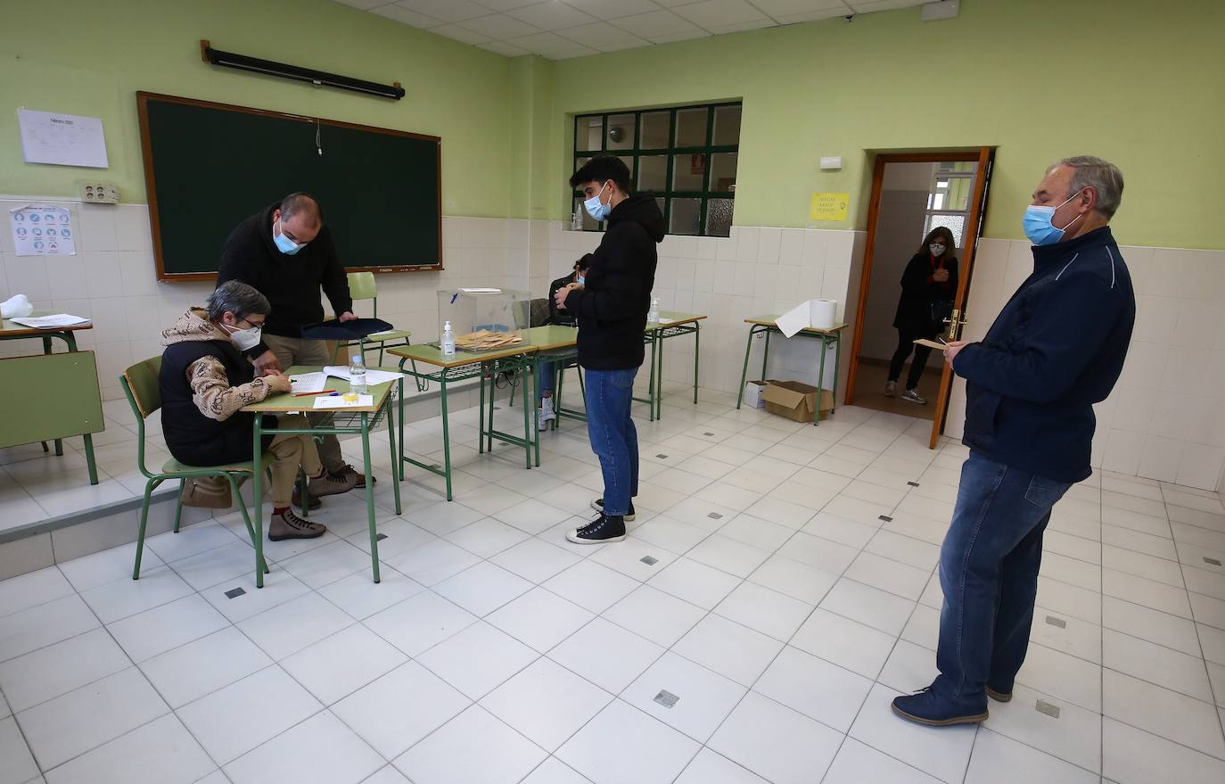 Miles de leoneses y ponferradinos ejercen su derecho a voto.