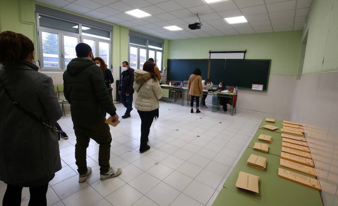 Miles de leoneses y ponferradinos ejercen su derecho a voto.