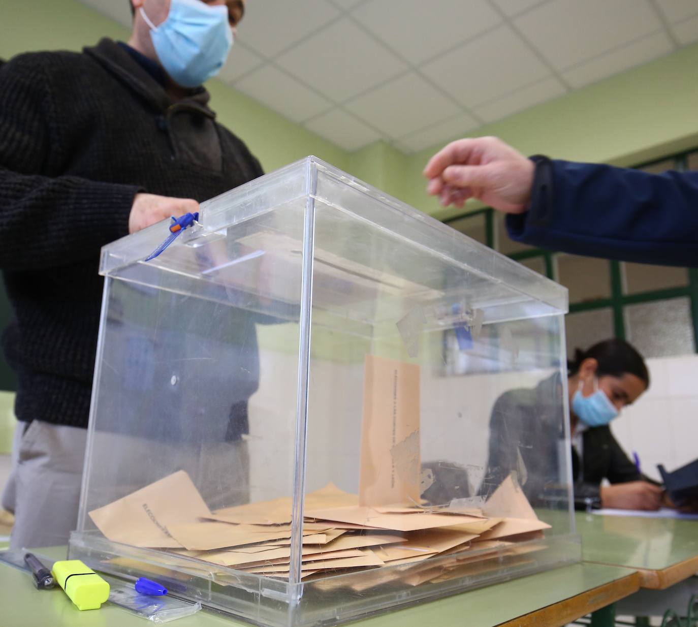 Miles de leoneses y ponferradinos ejercen su derecho a voto.