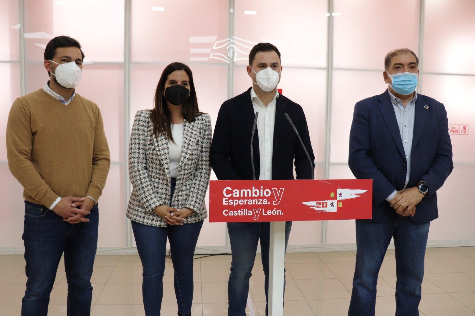 Noche electoral en el PSOE de León. En la imagen (IaD) el número cuatro, Diego Moreno; la cabeza de lista, Nuria Rubio; el secretario provincial del partido, Javier Alfonso Cendón y el secretario provincial de Política Municipal del PSOE, José Pellitero.