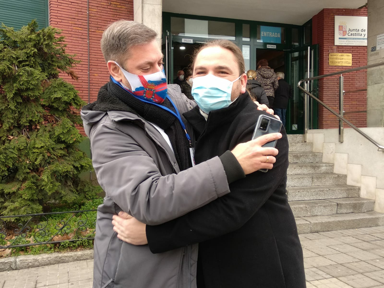 El candidato de CB-EBX, Raúl Rodríguez Canca, ejerció su derecho al voto en el IES Virgen de la Encina de Ponferrada.