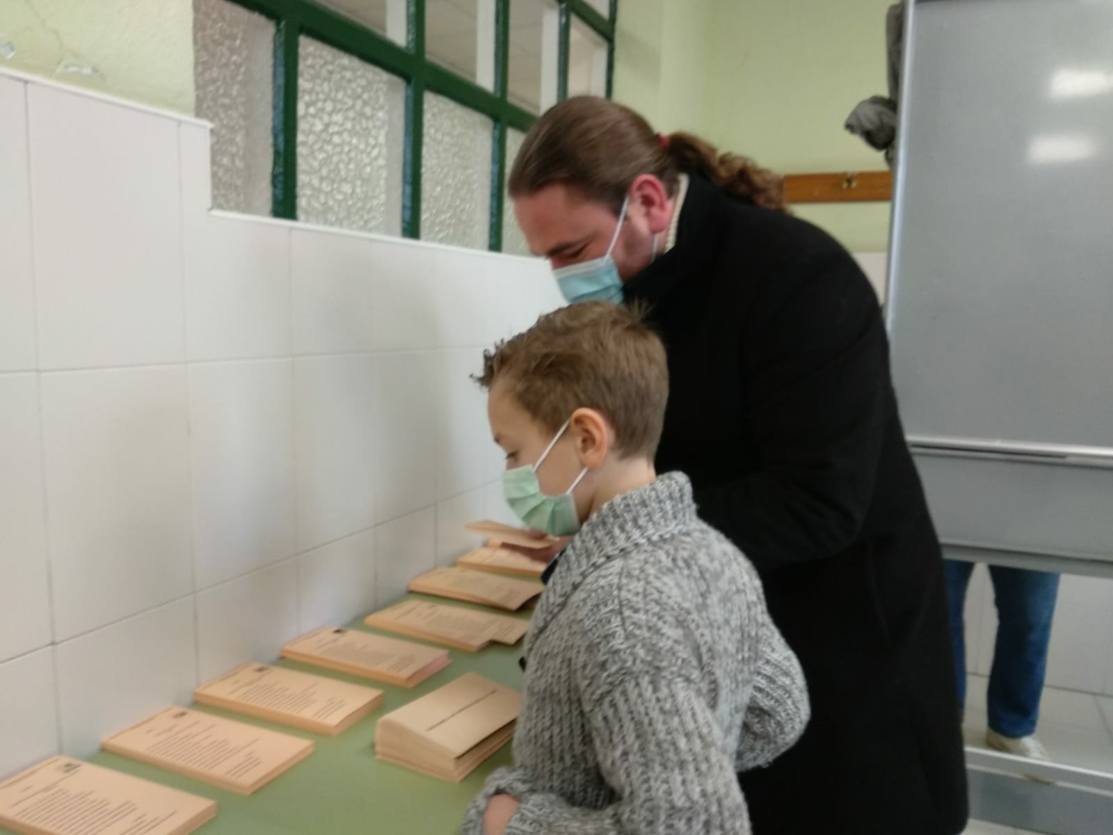 El candidato de CB-EBX, Raúl Rodríguez Canca, ejerció su derecho al voto en el IES Virgen de la Encina de Ponferrada.