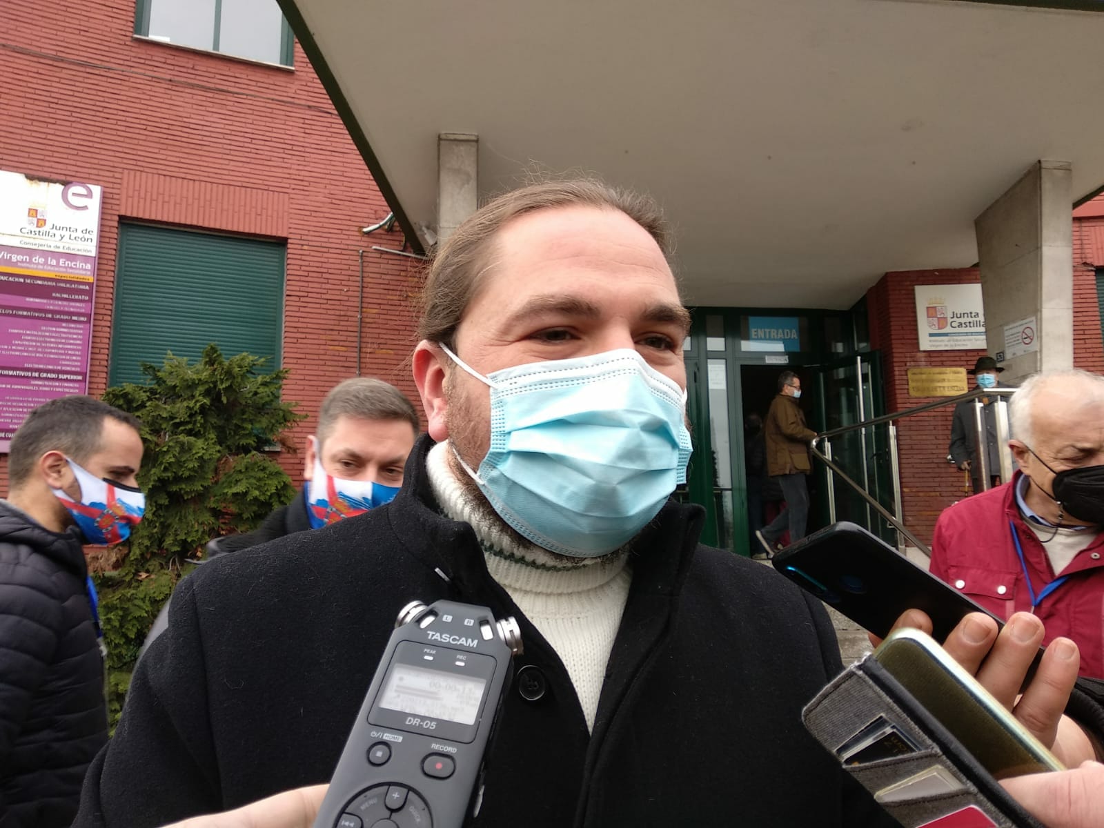 El candidato de CB-EBX, Raúl Rodríguez Canca, ejerció su derecho al voto en el IES Virgen de la Encina de Ponferrada.