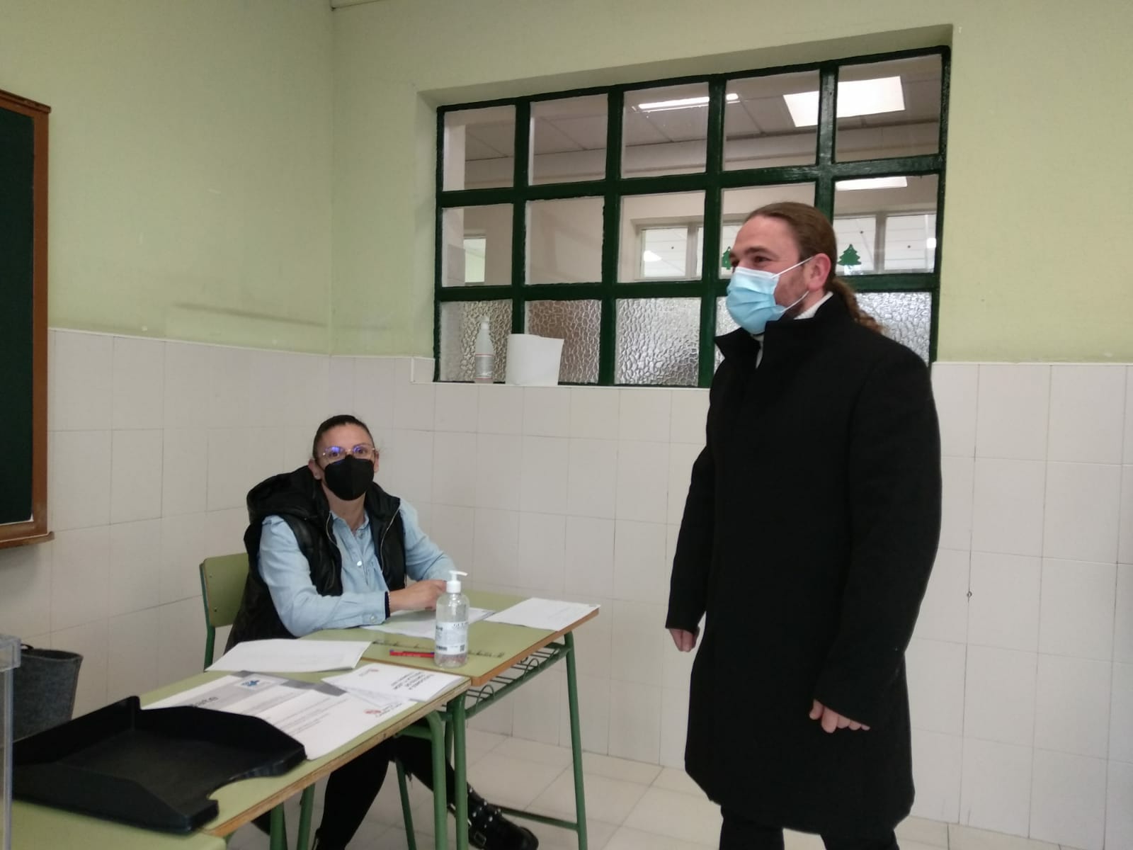 El candidato de CB-EBX, Raúl Rodríguez Canca, ejerció su derecho al voto en el IES Virgen de la Encina de Ponferrada.