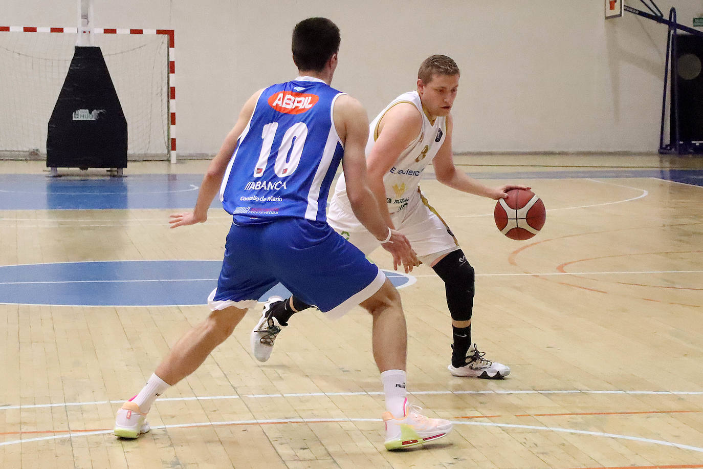 El conjunto leonés vence con contundencia en el Pabellón de San Esteban.