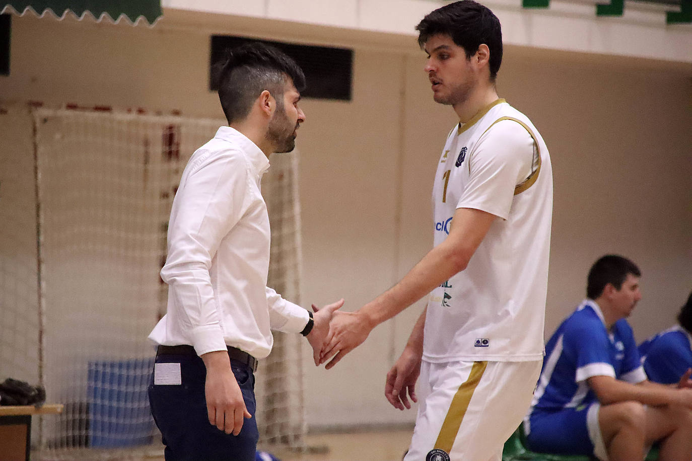 El conjunto leonés vence con contundencia en el Pabellón de San Esteban.