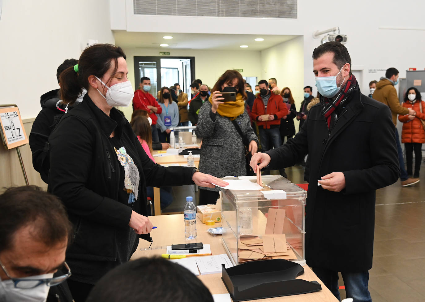 Luis Tudanca deposita su papeleta en el Centro Cívico Gamonal Norte de Burgos. 