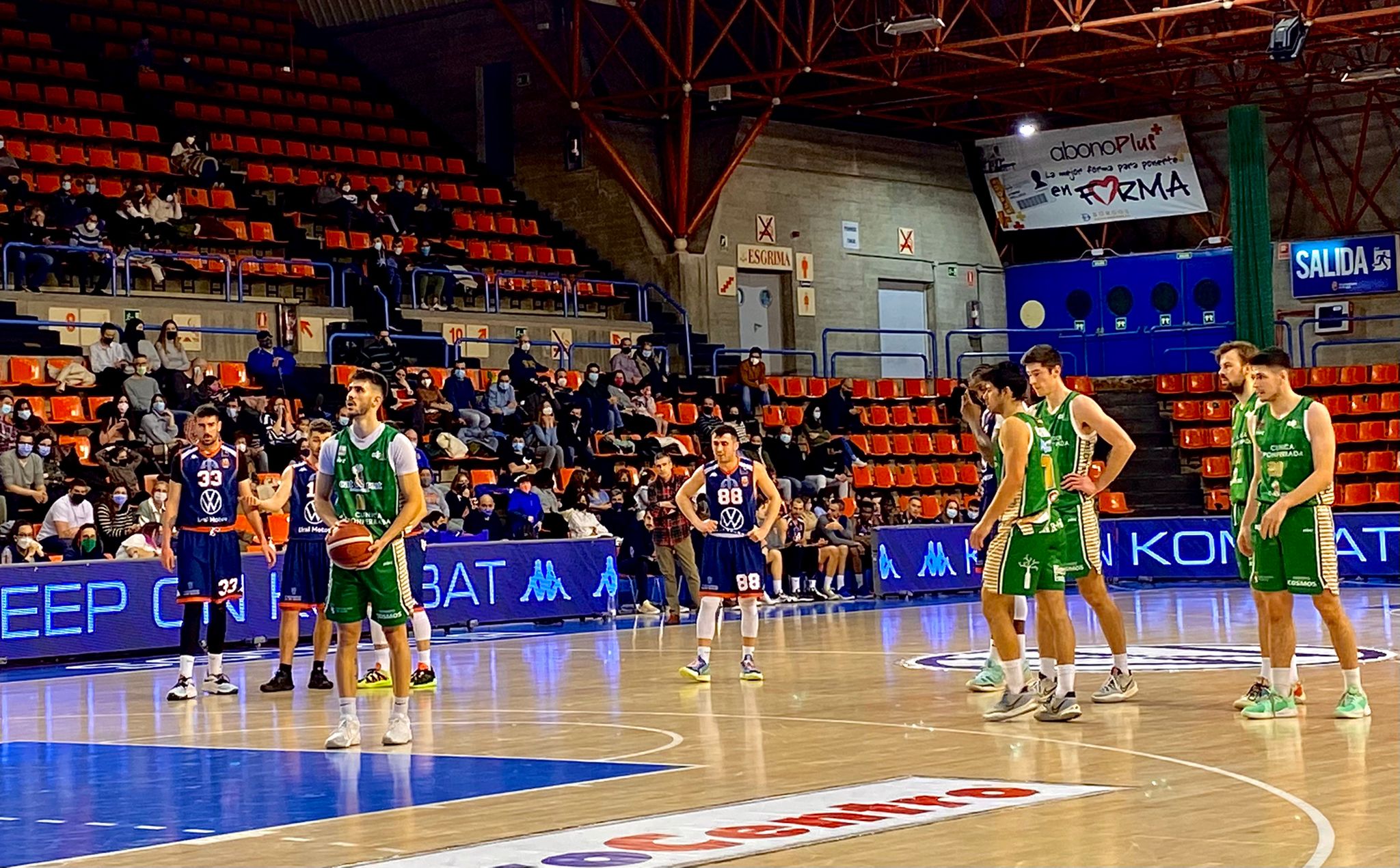 Lance del encuentro entre Tizona Universidad de Burgos y Clínica de Ponferada disputado en la capital burgalesa correspondiente a la Jornada 18 del Grupo Oeste de la LEB Plata.