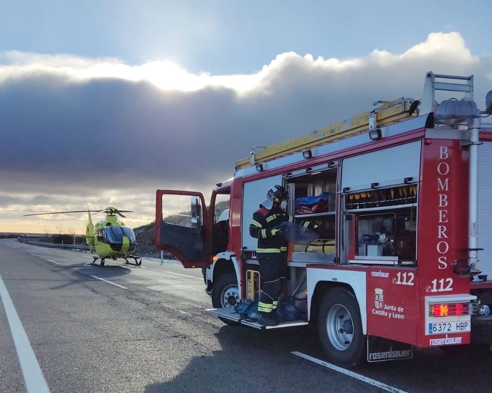 Heridas cuatro personas, tres de extrema gravedad, en un accidente en la A-6 a la altura de Combarros.