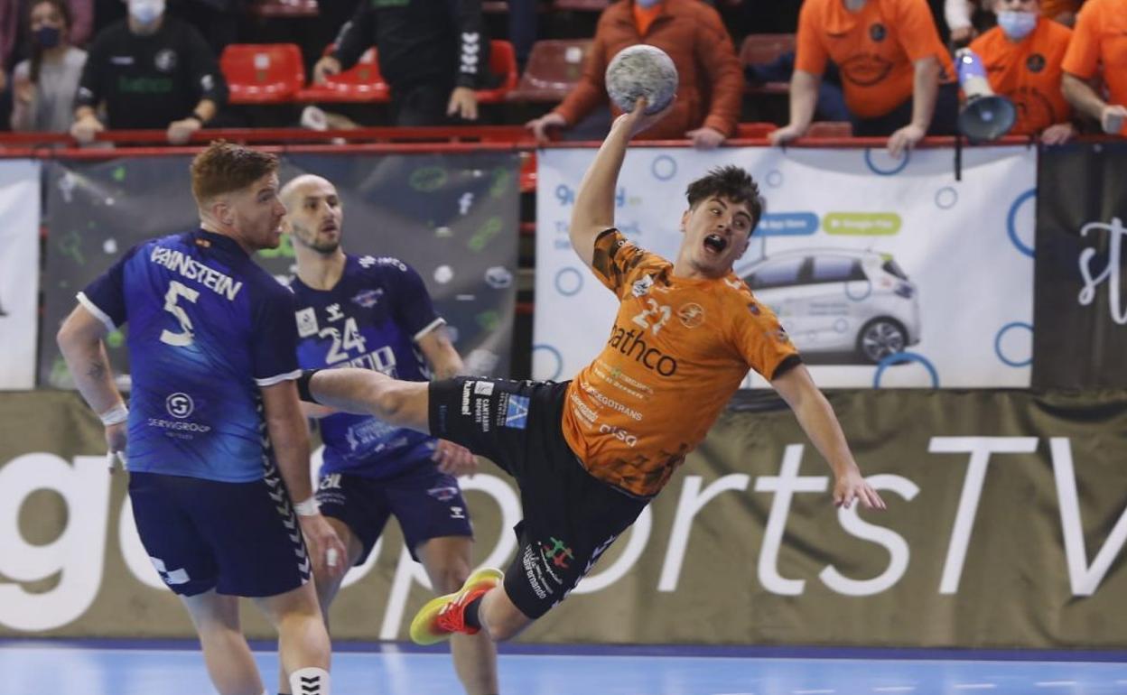 Isi Martínez, en un partido con el Bathco BM Torrelavega.