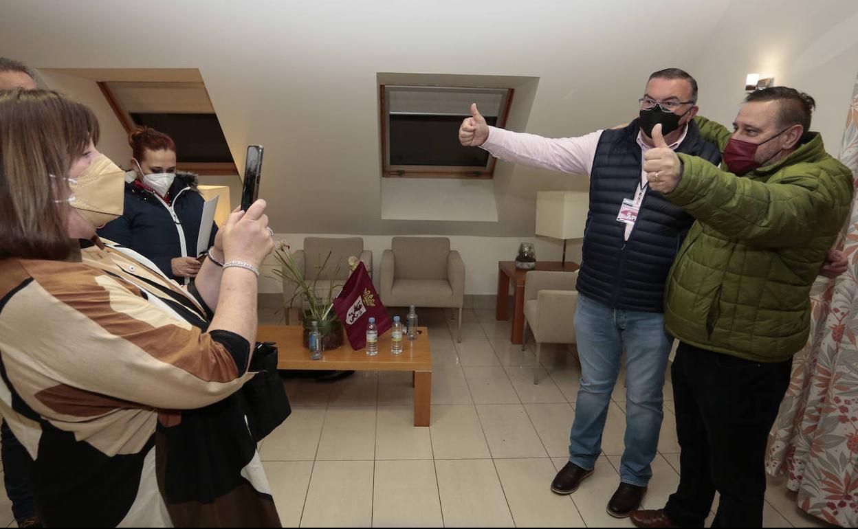 Celebración en la sede de Unión del Pueblo Leonés tras la noche electoral de este domingo.