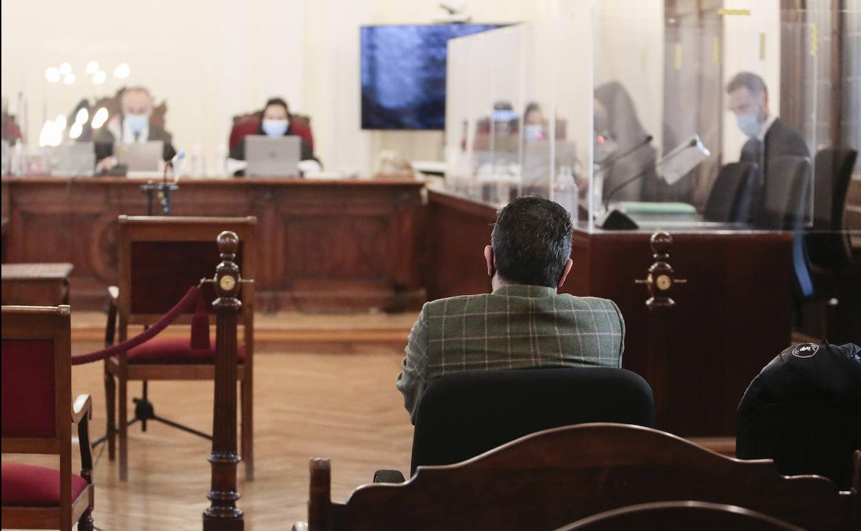 El exalcalde de Cubillos del Sil culpa a la secretaria y la oposición habla de «vicios» del regidor: «Ella ponía y ella quitaba»
